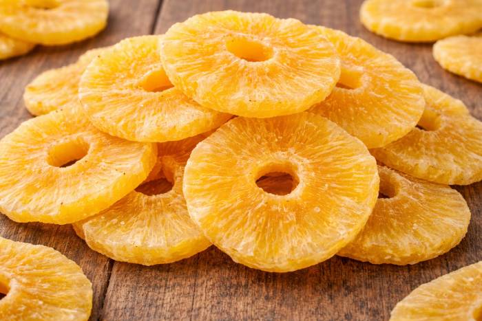 Organic dried pineapple slices