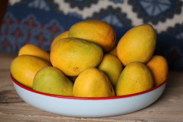 Tray of fresh mangoes